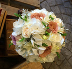 Buchet mireasa cu hortensie si trandafiri cappucino