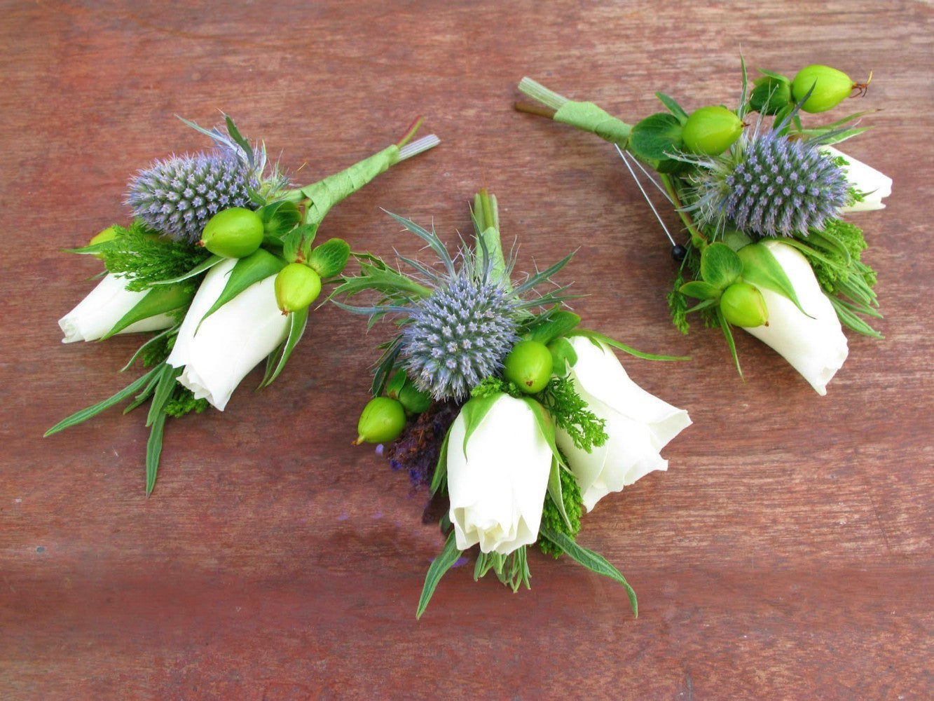 Cocarda naturala deosebita cu minirose, eryngium si hypericum