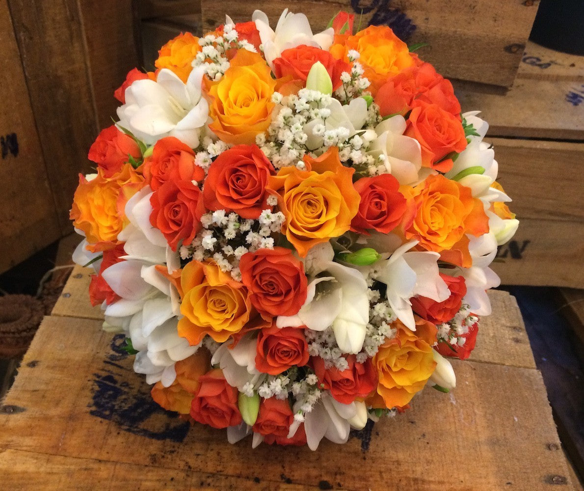 Buchet de mireasa minirose si frezii