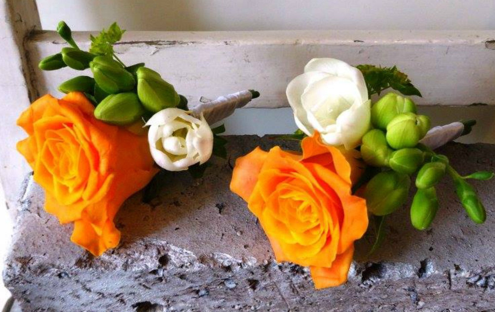 Cocarde naturale din trandafiri si frezii