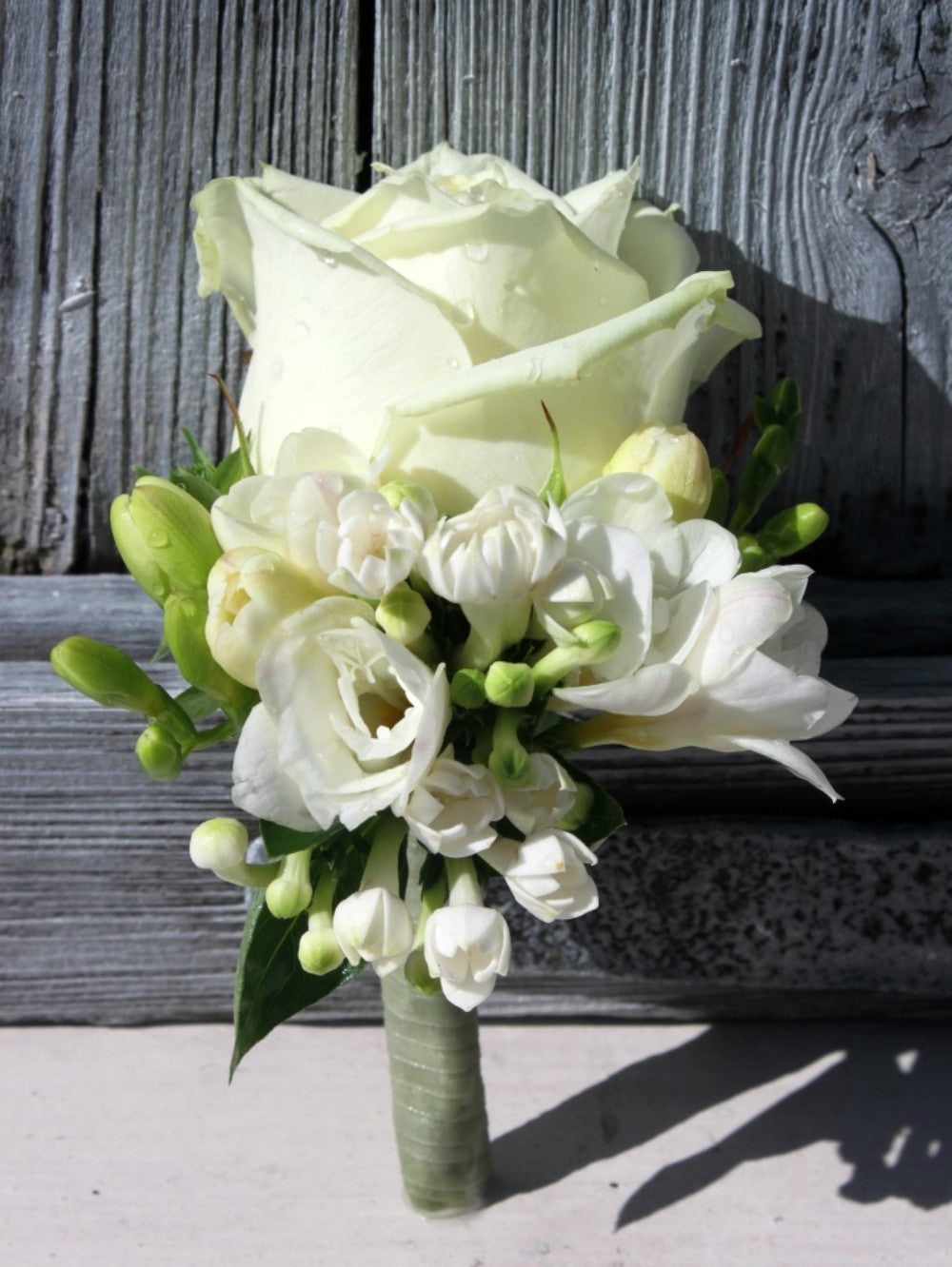 Cocarde naturale speciale cu trandafir, bouvardia si frezie