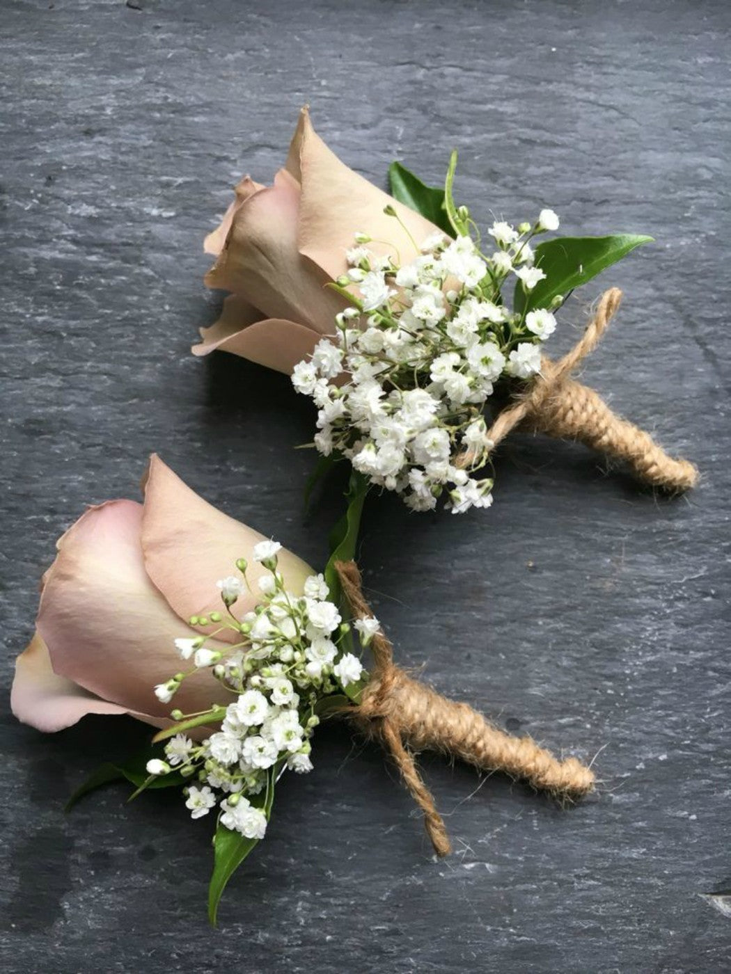 Cocarde naturale rustice cu trandafiri si floarea miresei