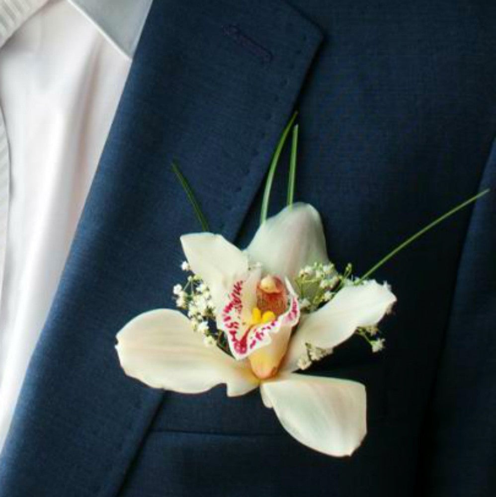 Cocarda naturala cu cymbidium si floarea miresei