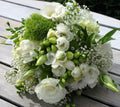 Buchet cununie lisianthus, frezii si dianthus green trick