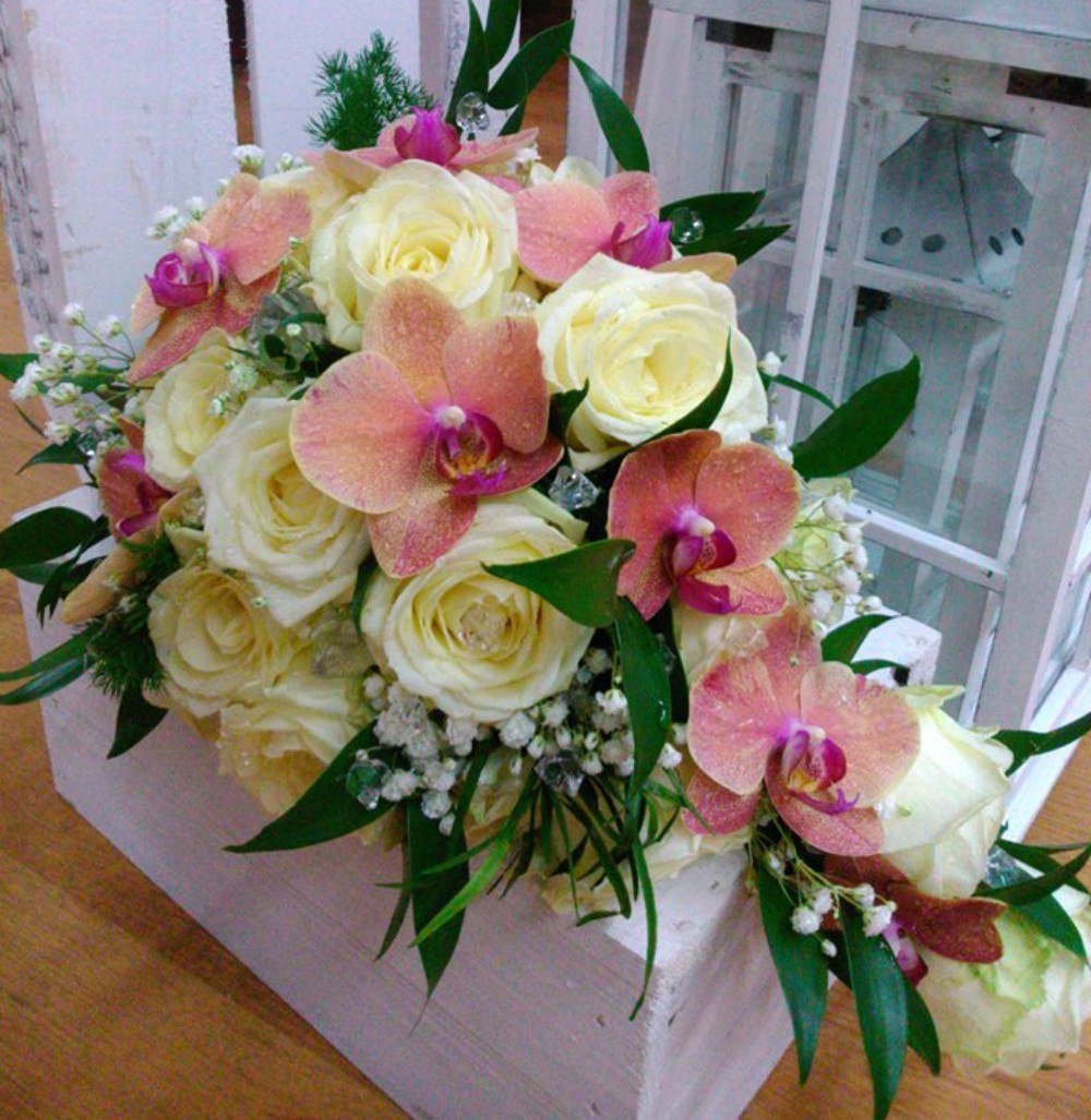 Buchet mireasa curgator cu trandafiri si orhidee phalaenopsis