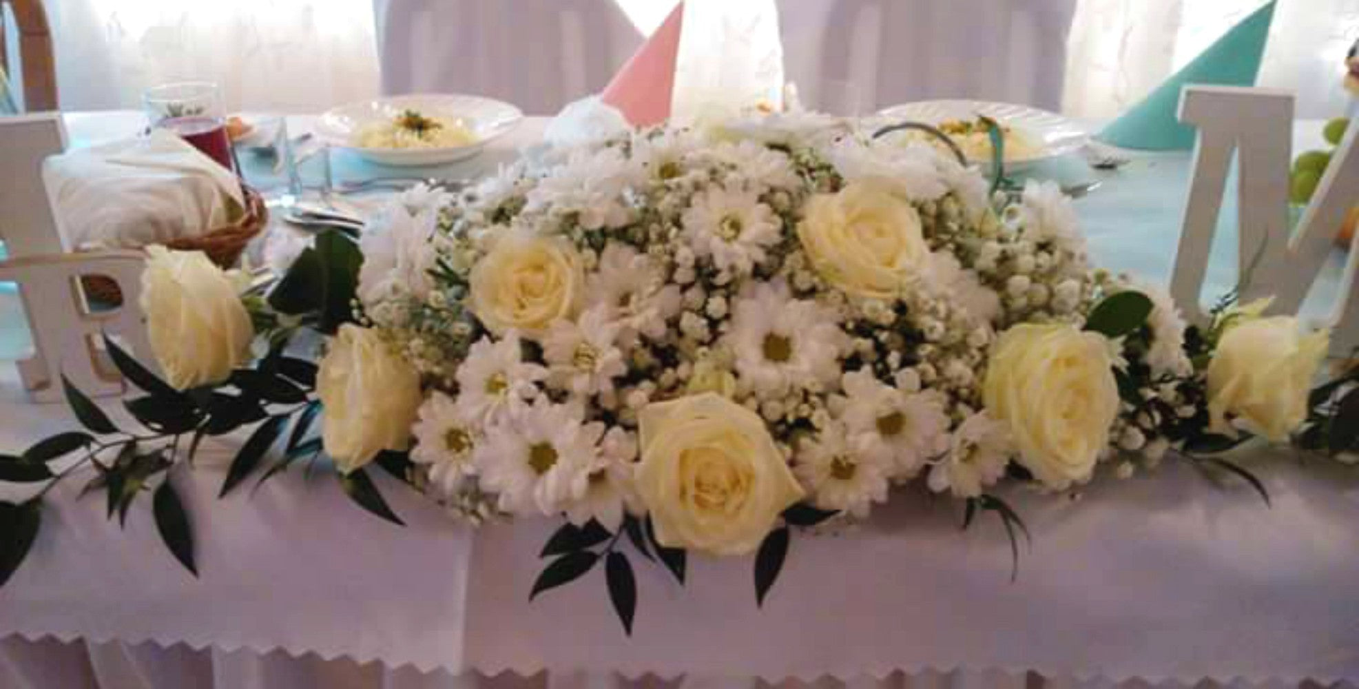 Aranjament prezidiu trandafiri si margarete