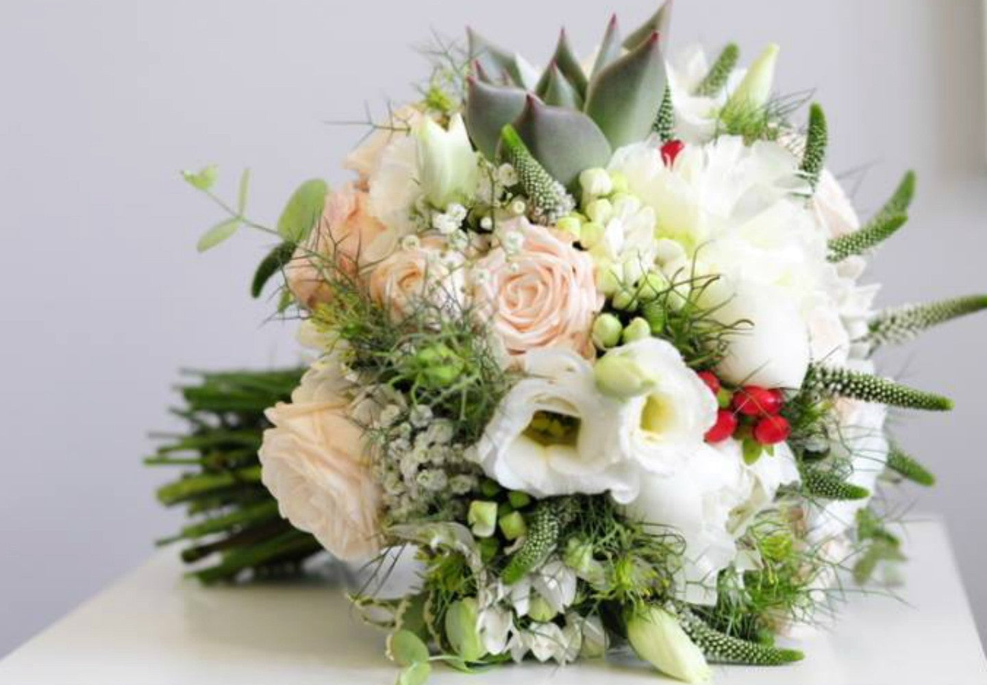 Buchet mireasa deosebit cu lisianthus, trandafiri si veronica