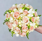 Buchet mireasa trandafiri roz si frezii albe