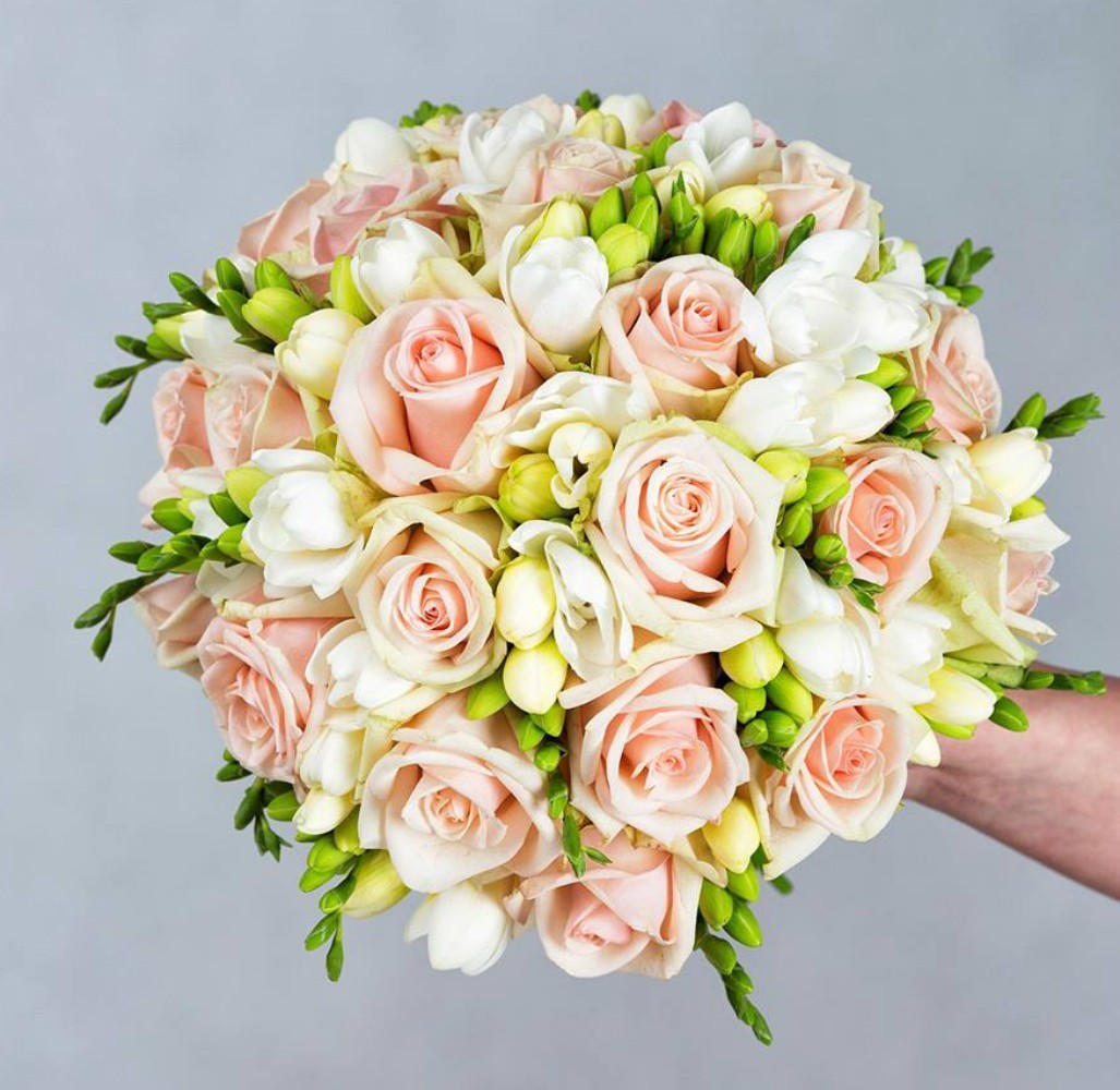 Buchet mireasa trandafiri roz si frezii albe