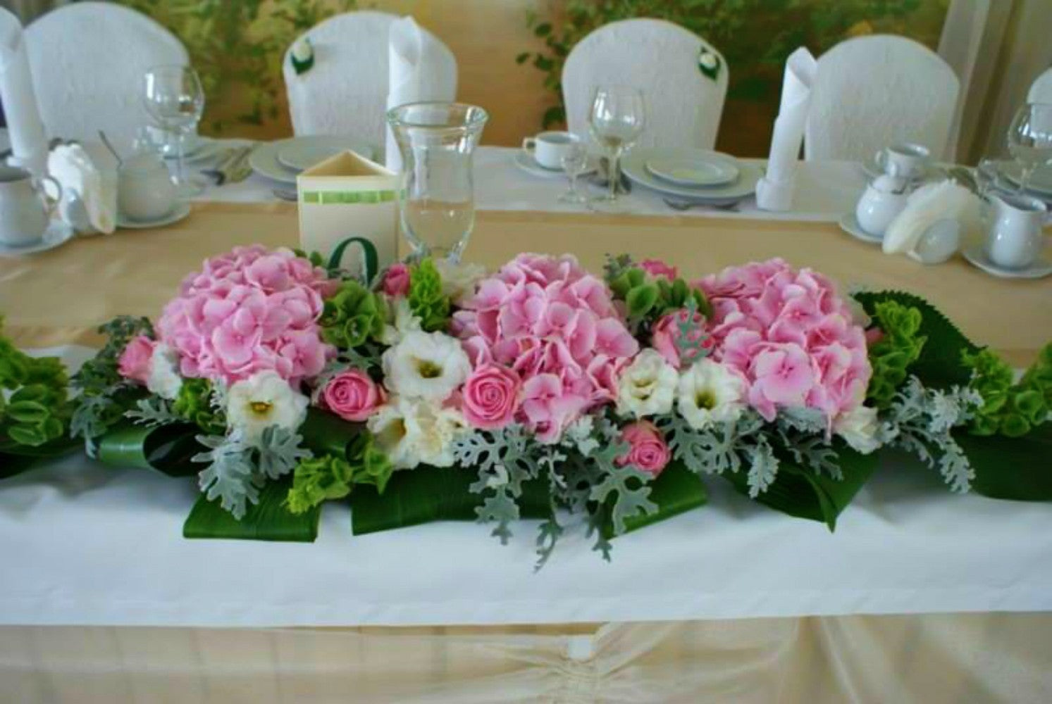 Aranjament masa mirilor hortensie si lisianthus - pret onine imbatabil!