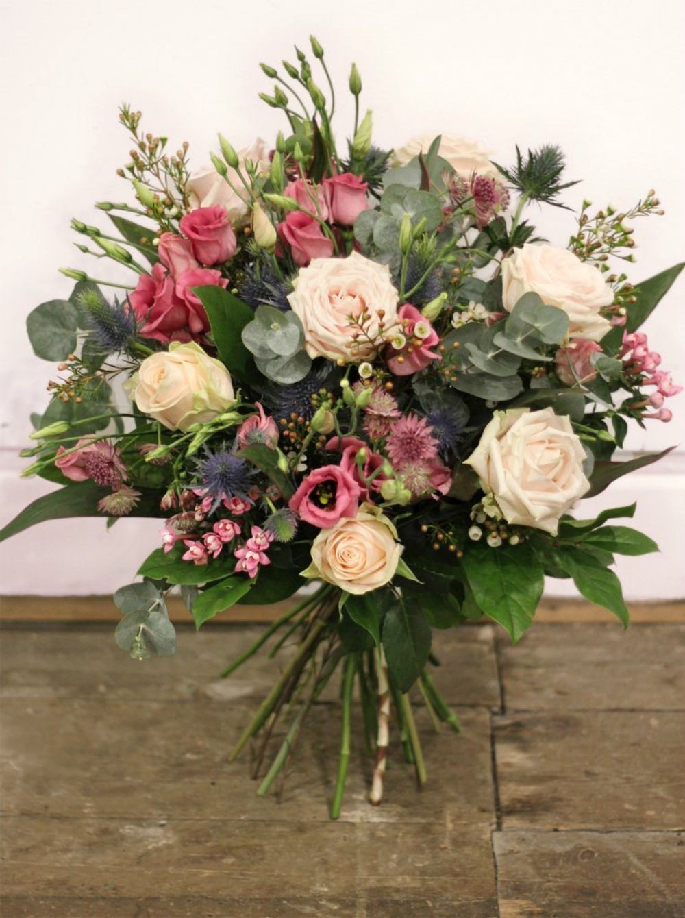 Buchet de oferit cu trandafiri, astrantia si lisianthus