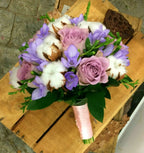 Buchet mireasa bumbac, trandafiri si frezii