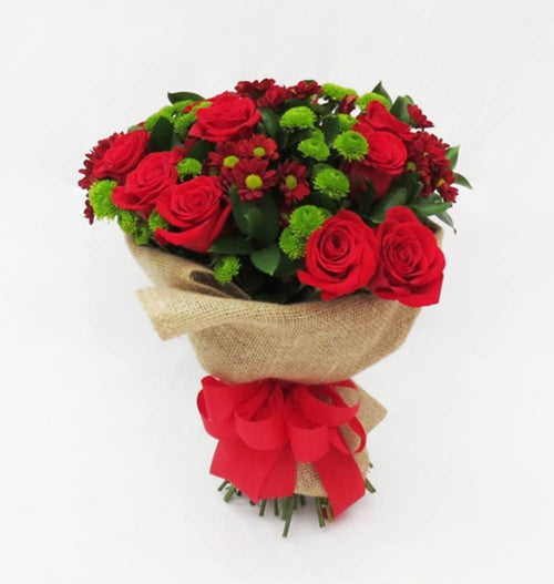 Buchet de trandafiri rosii si santini