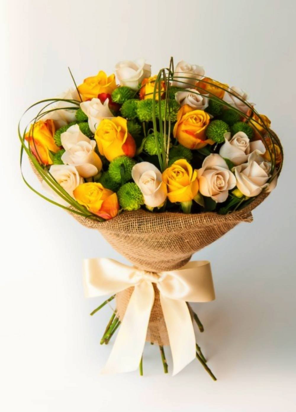 Buchet de oferit cu trandafiri si santini