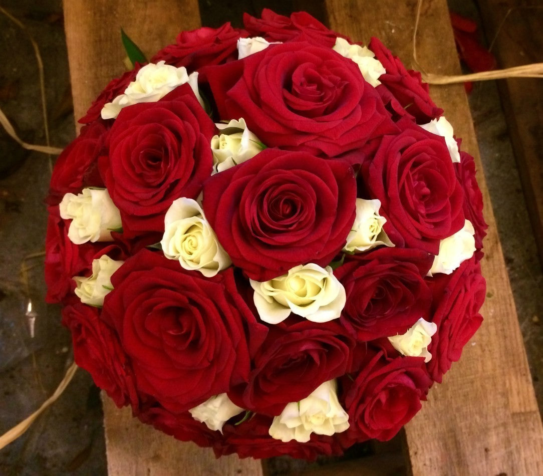 Buchet mireasa trandafiri rosii si minirose