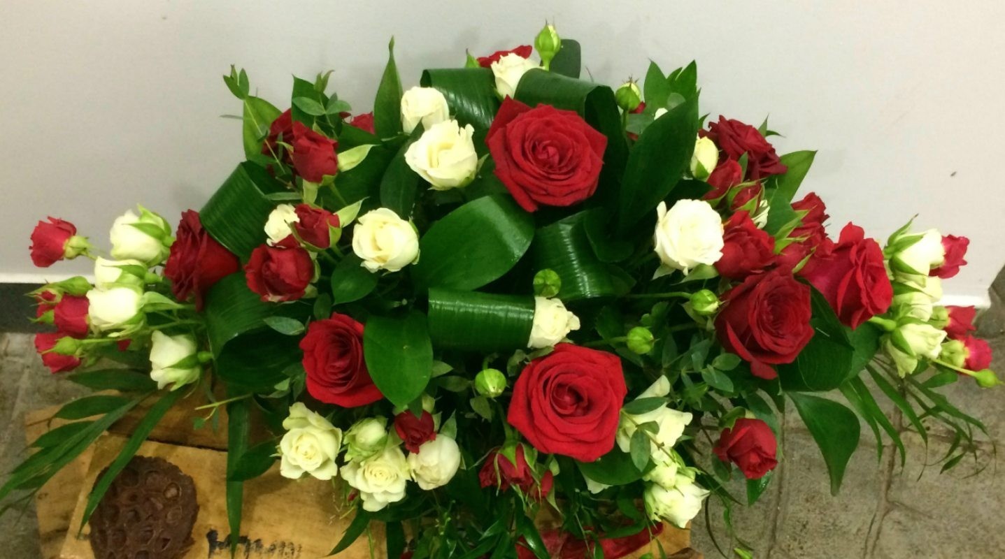 Aranjament prezidiu cu trandafiri si minirose