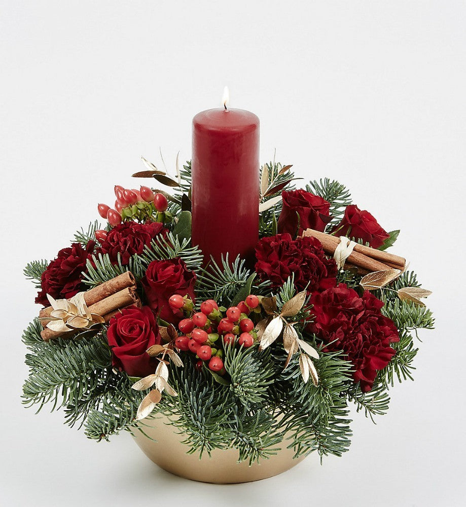 Aranjament floral cu trandafiri si batoane de scortisoara