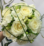 Buchet de mireasa cu trandafiri ivoire si frezii albe