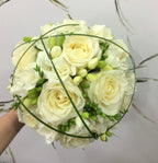 Buchet de mireasa cu trandafiri ivoire si frezii albe