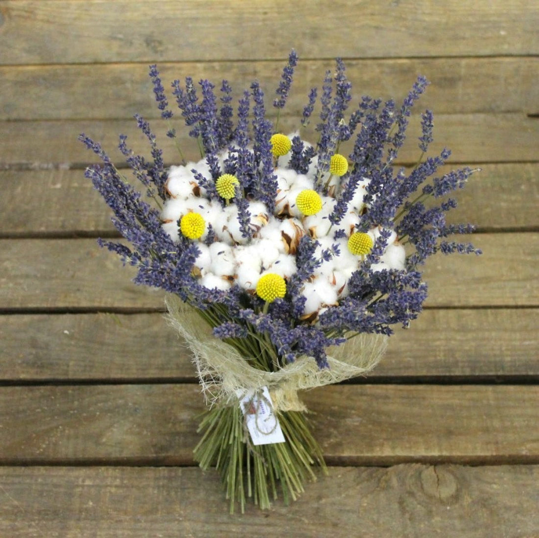 Aranjament cu flori de bumbac, lavanda si craspedia, pret special online!