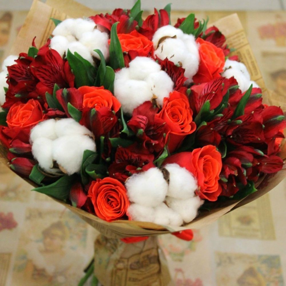 Buchet cu flori de bumbac, trandafiri rosii si alstroemeria