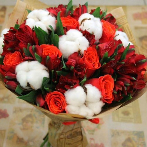 Buchet cu flori de bumbac, trandafiri rosii si alstroemeria