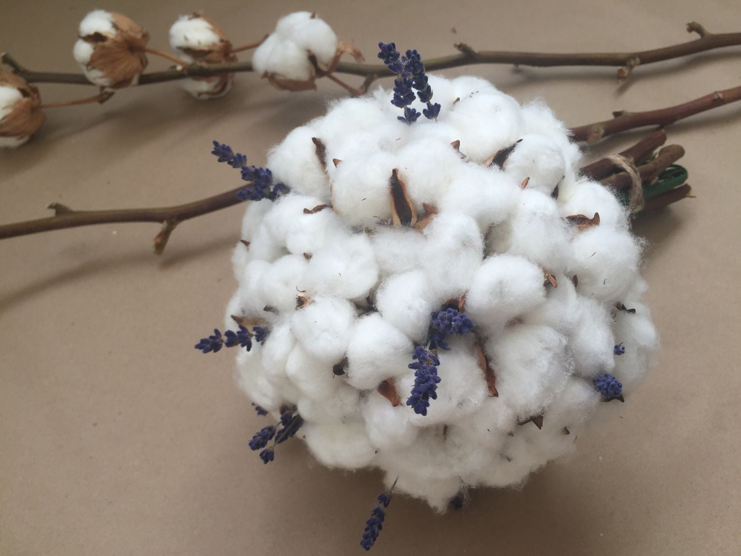 Buchet de cununie cu flori de bumbac si lavanda