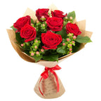 Buchet de trandafiri rosii si hypericum