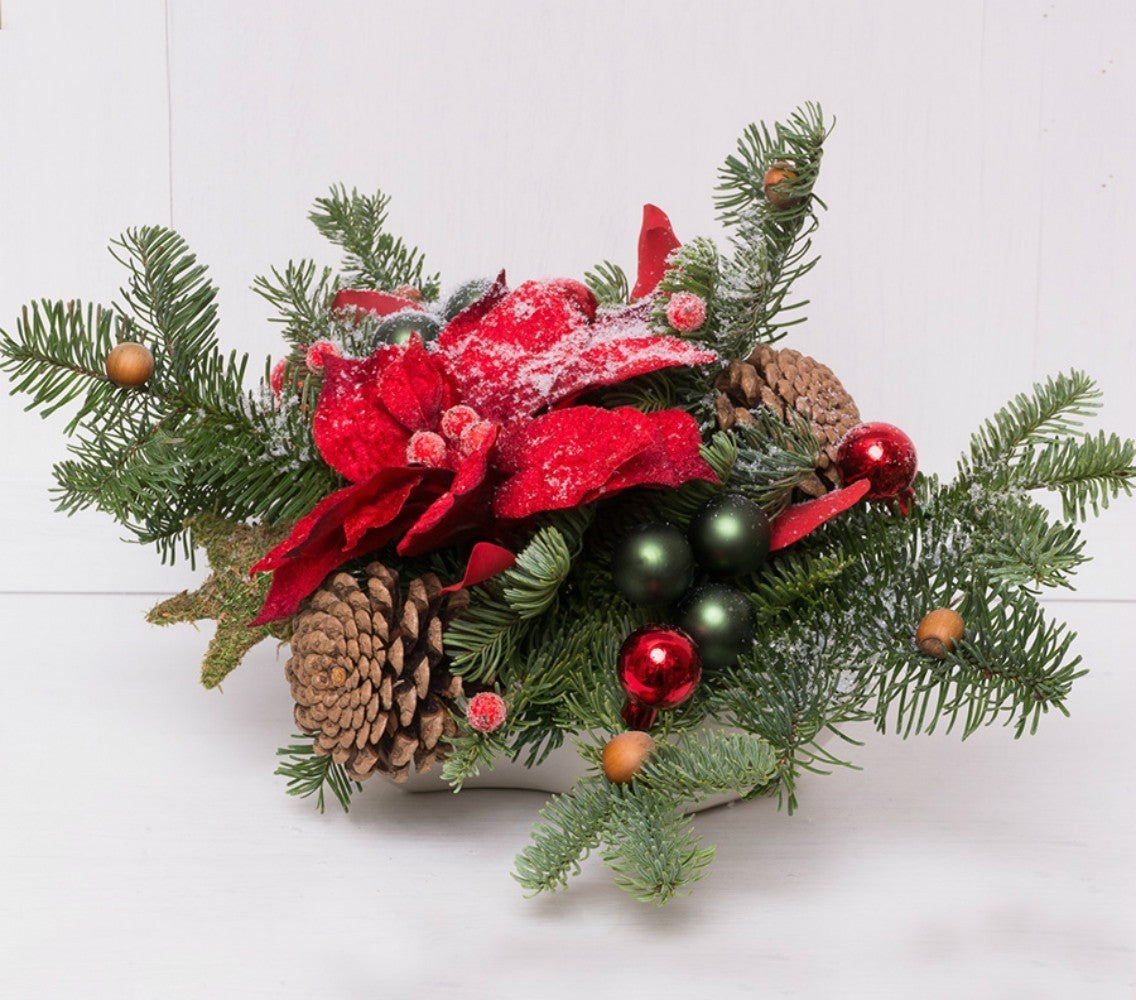 Aranjament floral din crengute de brad si ornamente de Craciun