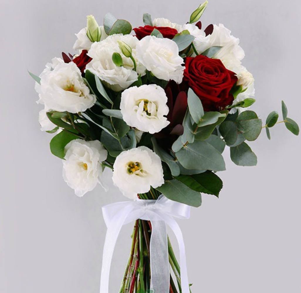Buchet de trandafiri rosii si lisianthus alb