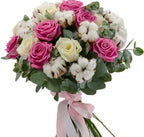 Buchet de oferit cu trandafiri si flori de bumbac