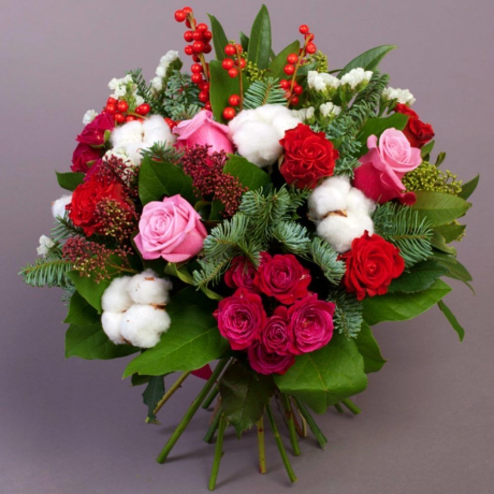 Buchet deosebit cu trandafiri, skimmia, bumbac si ilex