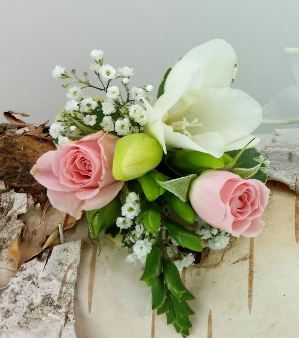 Corcarde naturale cu frezii, minirose si floarea miresei