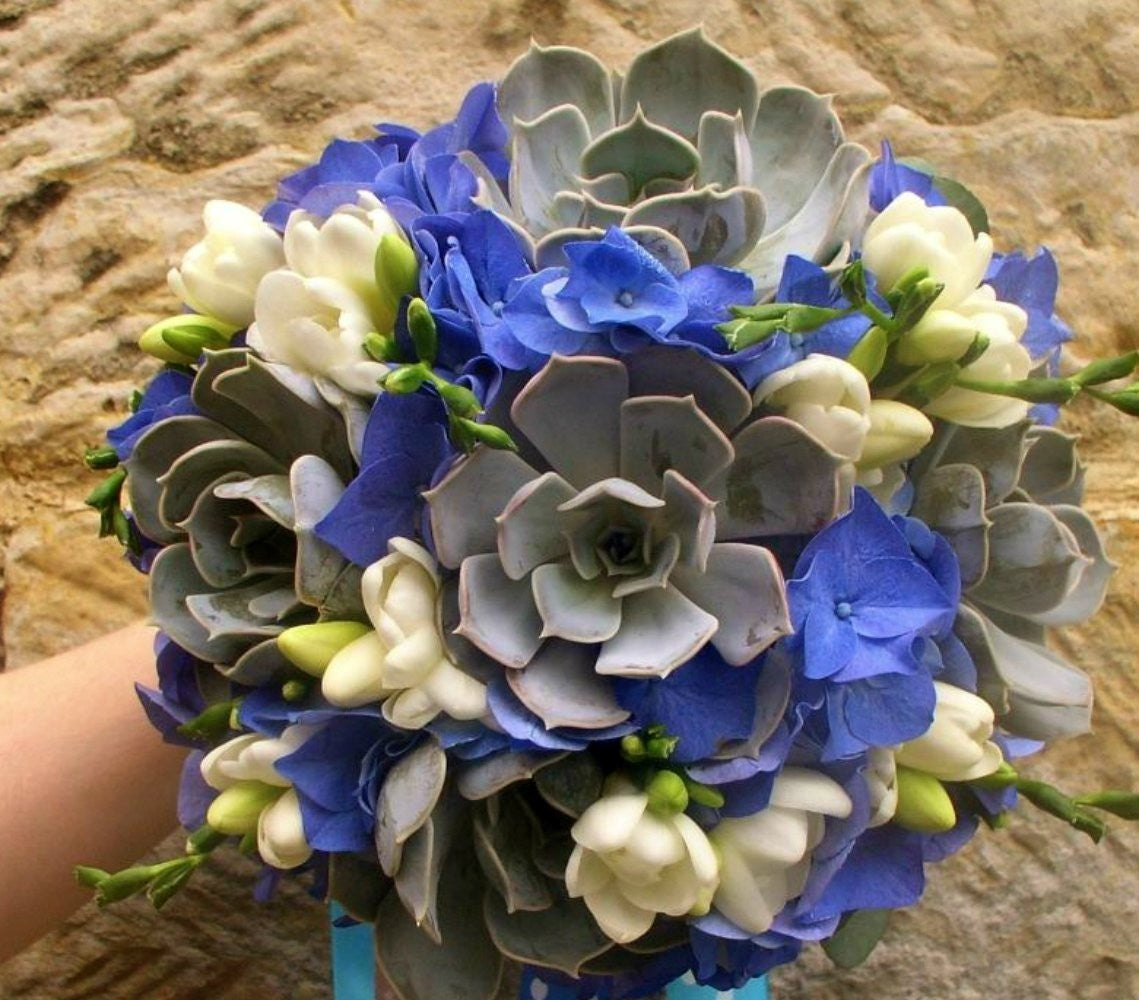 Buchet de mireasa cu hortensie, plante suculente si frezii