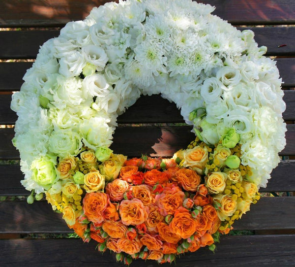 Coroana funerara rotunda cu trandafiri, minirose, lisianthus si crizantema