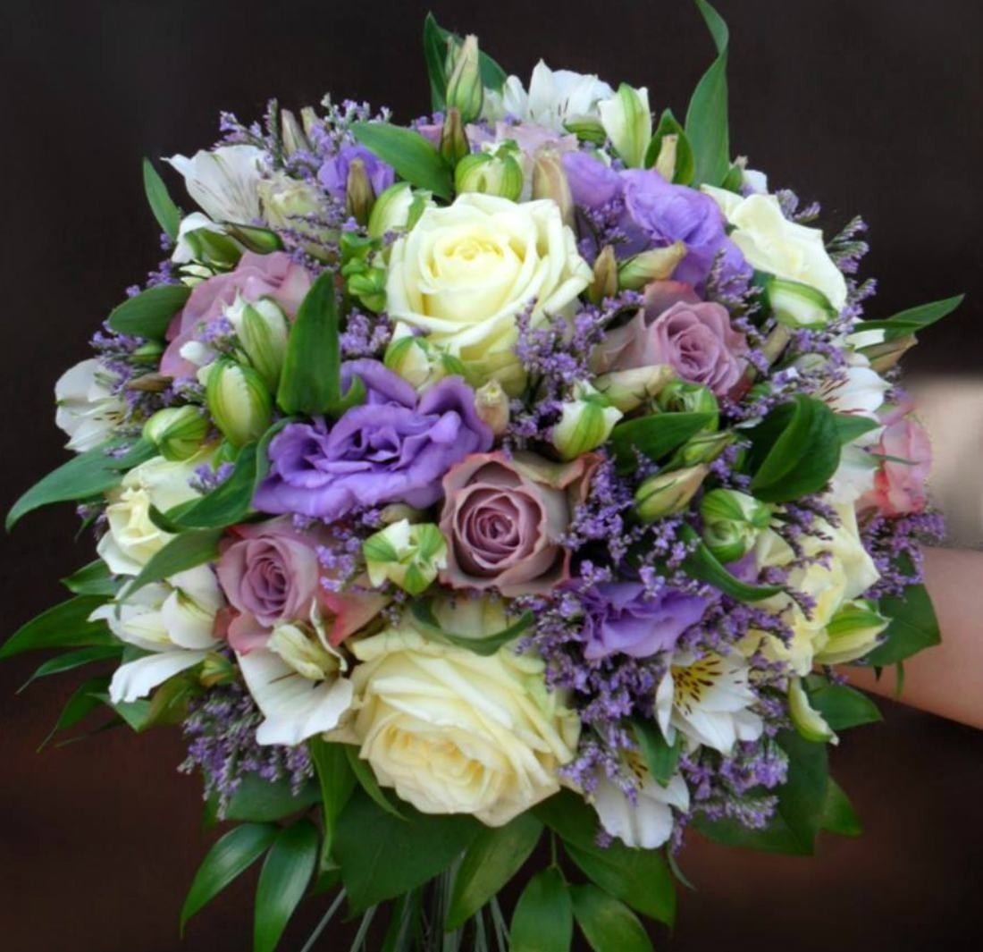 Buchet de mireasa cu trandafiri, lisianthus si alstroemeria