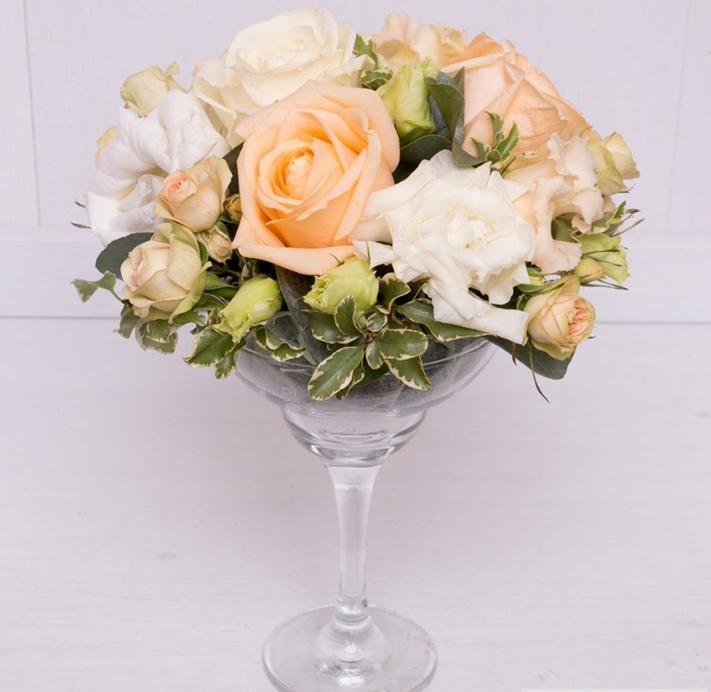 Aranjament masa trandafiri, minirose si lisianthus