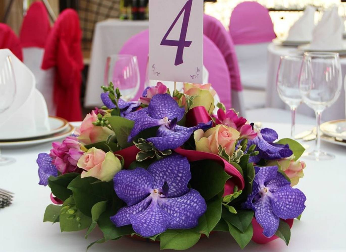 Aranjament de masa cu trandafiri, frezii si vanda