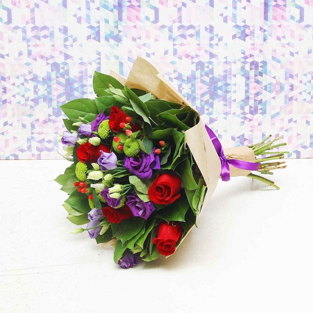 Buchet de trandafiri, hypericum, lisianthus si santini