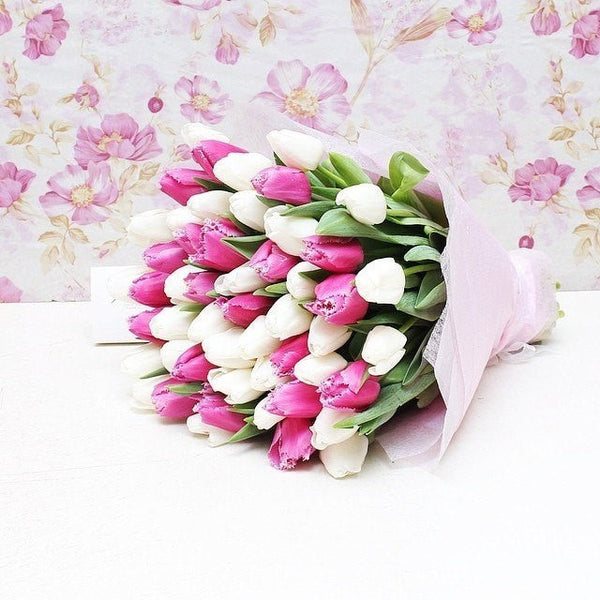 Buchet de primavara din 49 lalele albe si roz, livrare flori Bucuresti!