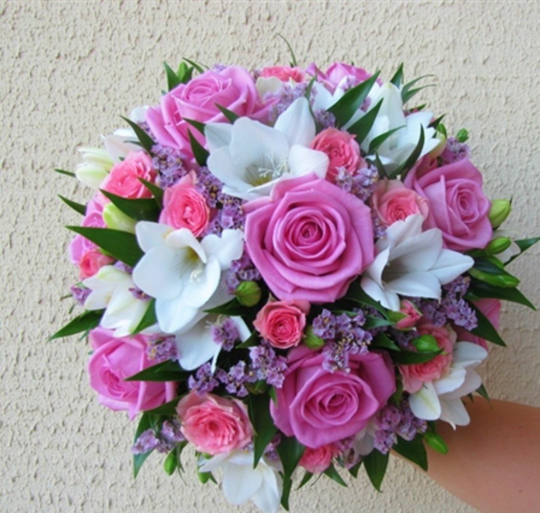 Comanda cele mai frumoase buchete de mireasa cu frezii la preturi imbatabile!