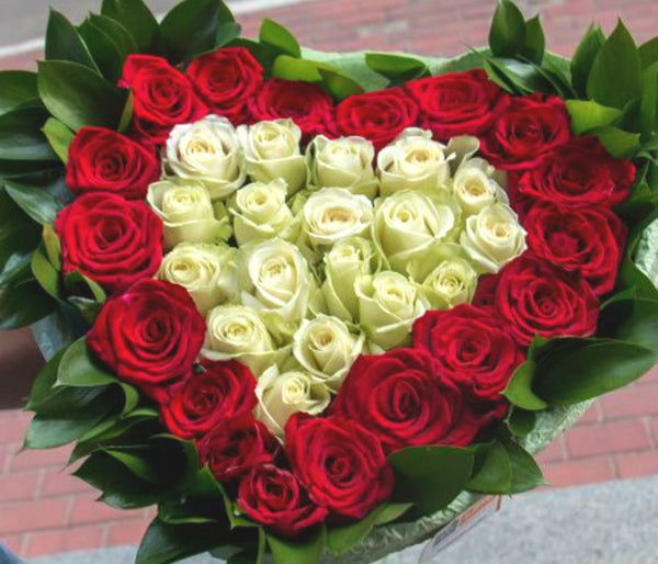 Aranjament floral in forma de inima din trandafiri albi si rosii