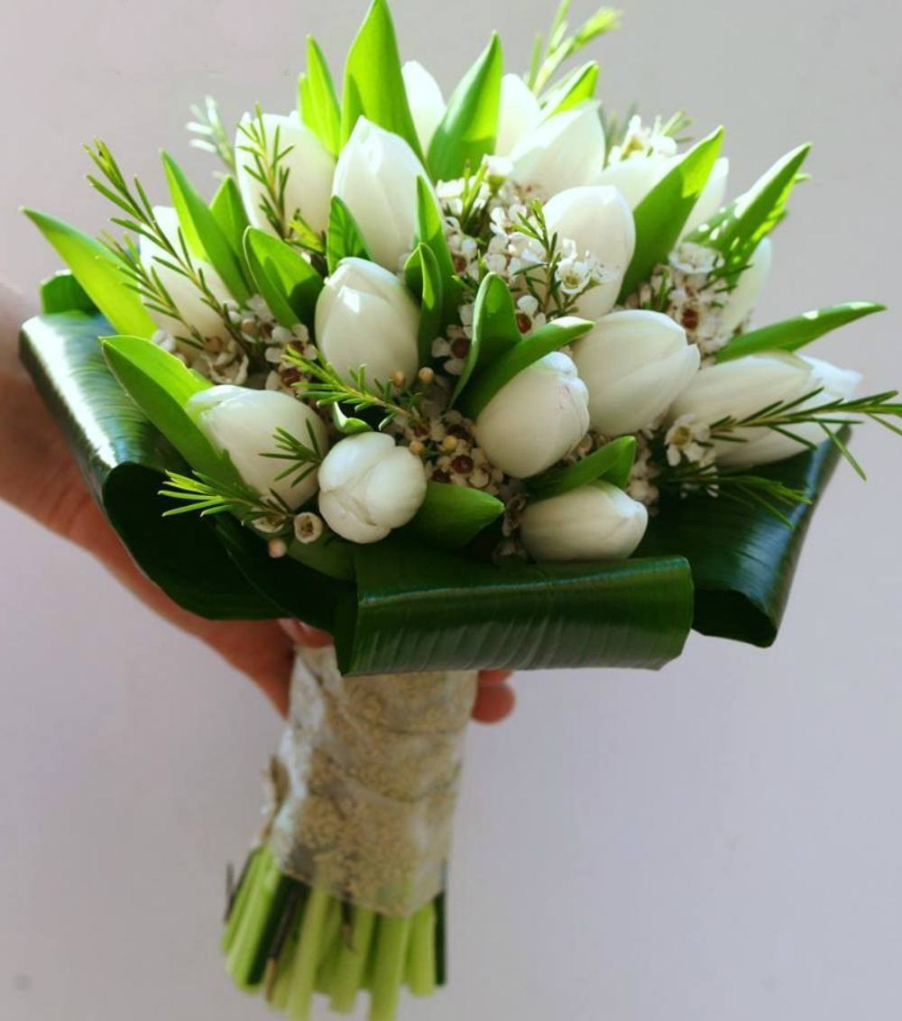 Buchet de mireasa de primavara cu lalele albe si wax flowers