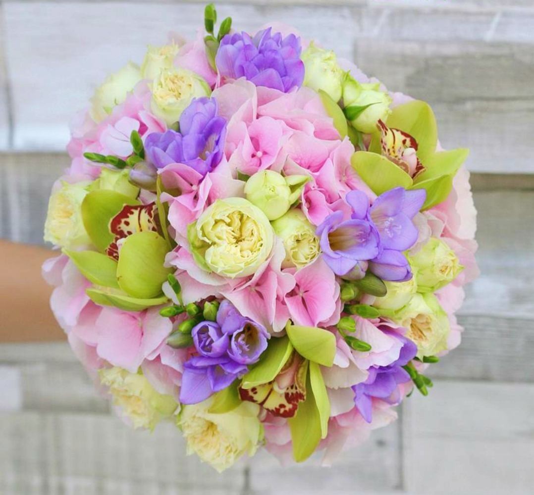 Buchet mireasa mix de flori - hortensie, orhidee si frezii