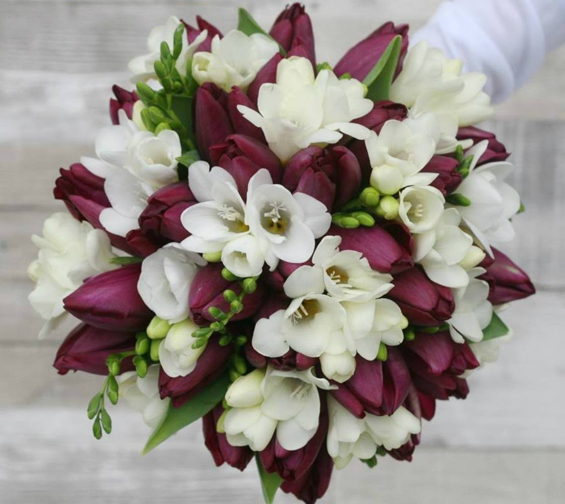 Buchet mireasa lalele si frezii