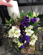 Lumanare botez scurta cu lisianthus si frezii