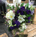 Lumanare botez scurta cu lisianthus si frezii