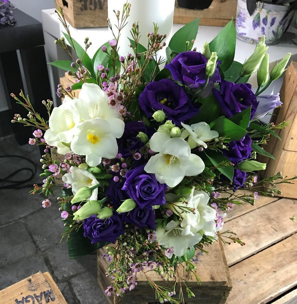 Lumanare botez scurta cu lisianthus si frezii