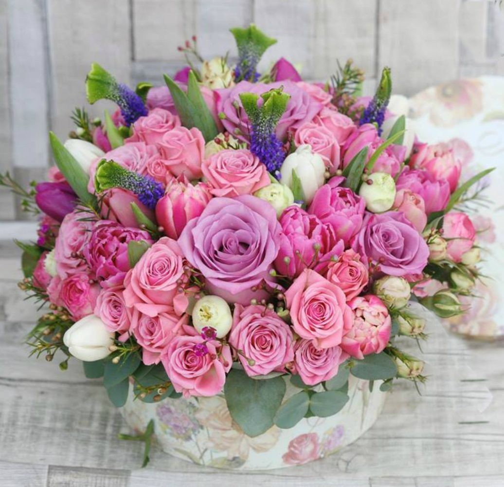 Cutie cu flori cu lalele, trandafiri si minirose
