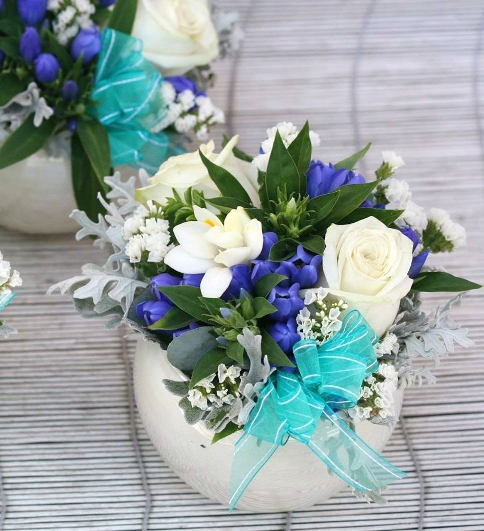 Aranjament masa botez trandafiri si gentiana